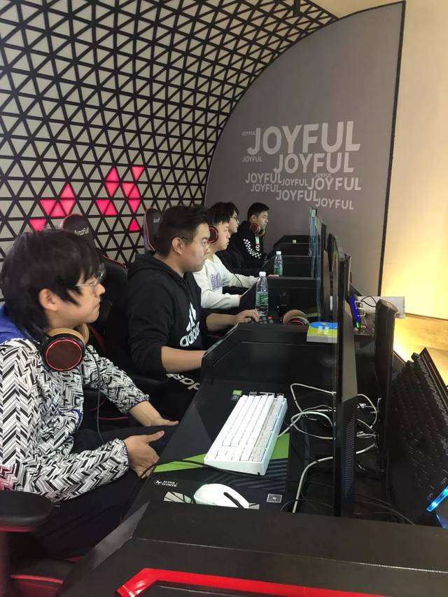 足坛崭露头 足坛崭露头